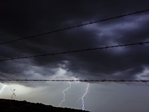 Video shows "insane" moment tornado hits Oklahoma hotel