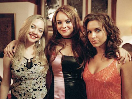 10 Rarely Seen Photos from the Making of “Mean Girls”, from Lindsay and Lizzy to the Iconic Mall Scene