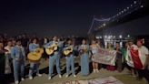 Mexicanos cantan desde Nueva York el "happy birthday" a Sheinbaum