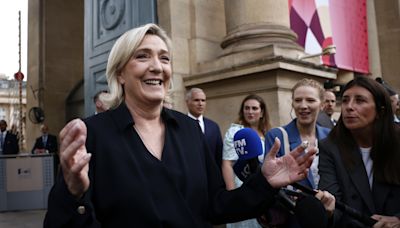 Le Pen denuncia las "maniobras" que le han privado de mayoría absoluta y dice que llegará