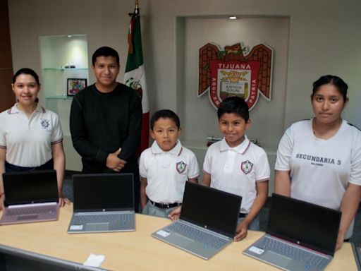 Montserrat Caballero entrega computadoras a estudiantes en Tijuana