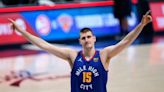 Nikola Jokic igualó un récord de Larry Bird y Magic Johnson