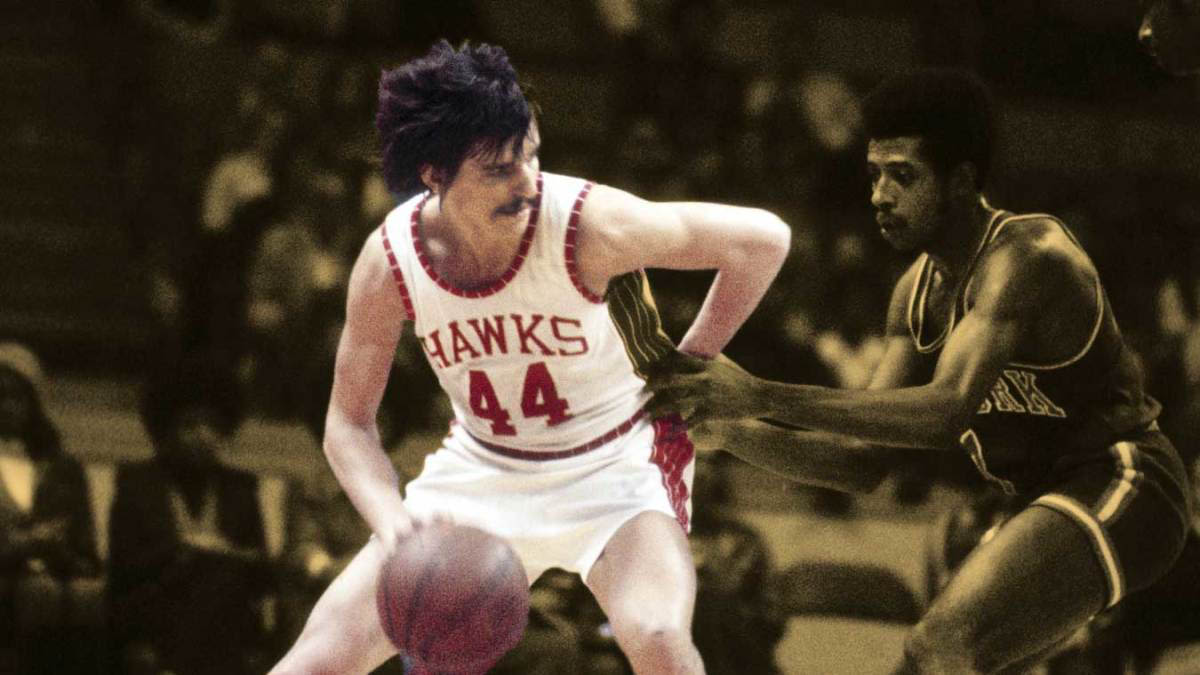 "They were trying to knock him down when he did something flamboyant" - Pat Riley explains why Pistol Pete's flamboyance made other players hate him
