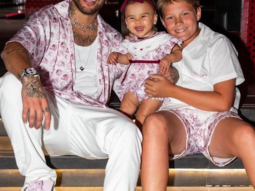 Neymar encanta a web ao postar fotos com os filhos