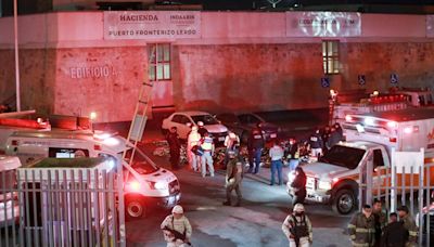 Lo que un incendio en un centro de detención en México nos revela sobre la política de inmigración de Estados Unidos - La Opinión