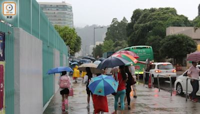 紅雨警告生效 下午校今日停課