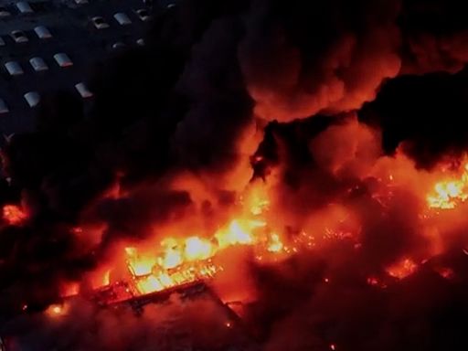 Un incendio devora un centro comercial con 1.400 tiendas en Varsovia - ELMUNDOTV