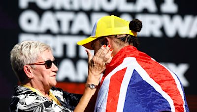 Lewis Hamilton deja una imagen conmovedora tras ganar en Silverstone: un emocionante abrazo con sus padres... y lágrimas también