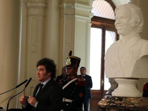 Milei inaugura busto de Menem en la Casa Rosada: “Fue el mejor Presidente de los últimos 40 años” - La Tercera