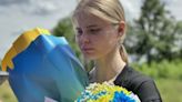 Ucraniana chora ao ser libertada de cativeiro russo após dois anos