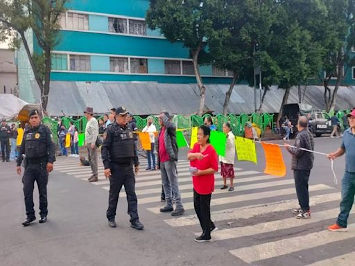 Comerciantes bloquean avenida Circunvalación en Venustiano Carranza