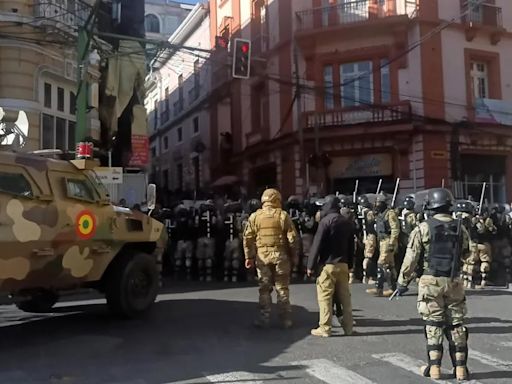 El Gobierno de Bolivia denuncia que tanques y militares armados intentan tomar la sede del Ejecutivo | Mundo