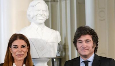 Entre lágrimas, Milei inauguró el busto de Menem