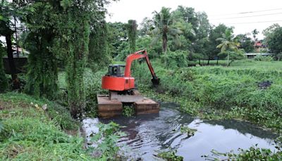 Cleaning of Edappally canal begins on a war footing
