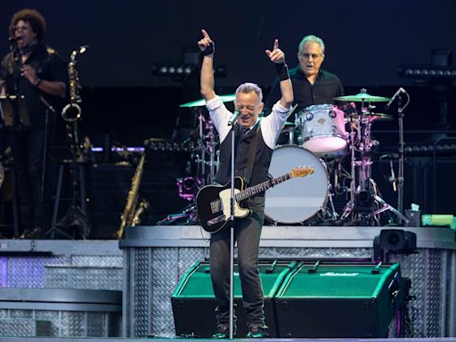 Bruce Springsteen confirma el milagro de cada gira y reparte felicidad en Barcelona