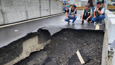 凱米暴雨！屏東驚見「2.4m深天坑」大到能吞車 路基遭掏空畫面曝光