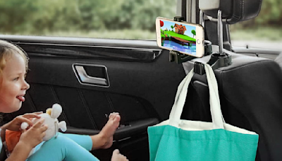 En este gancho para el reposacabezas del auto podrás colgar tus bolsos o colocar el celular para ver películas