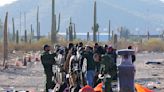 Migrantes abruman a agentes de EEUU en remoto cruce fronterizo de Arizona