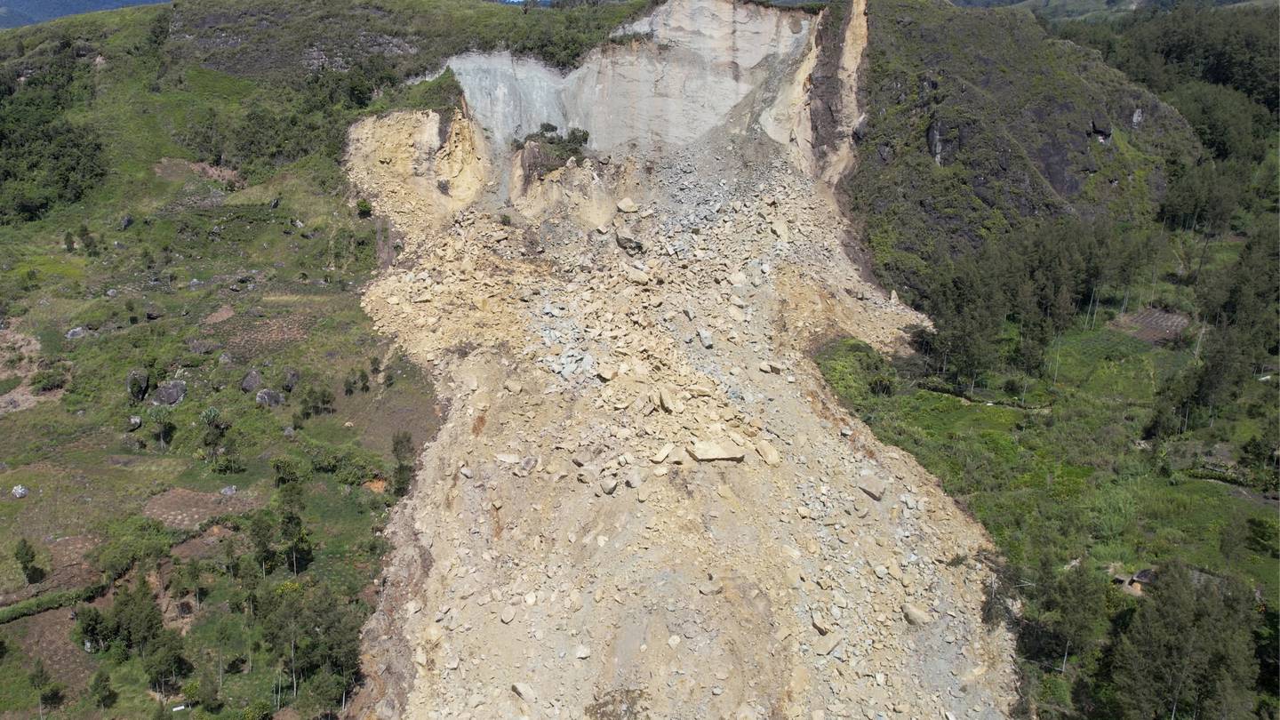 Papua New Guinea landslide survivors slow to move to safer ground after hundreds buried