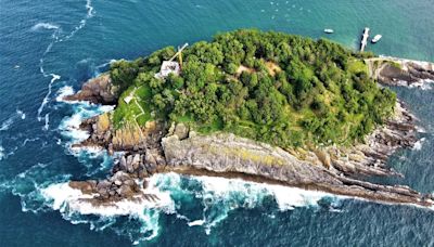 Esta isla de San Sebastián es todo un paraíso al que se puede llegar nadando