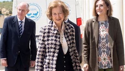 La reina Sofía visita el Banco de Alimentos de Huesca con su chaqueta de ‘tweed’ favorita