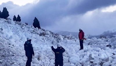 Las intensas lluvias y nevadas provocaron una avalancha en un lago de Neuquén que cortó por completo un camino