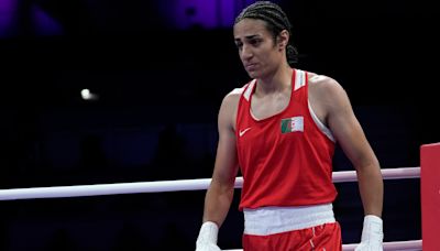 Boxeadora argelina que tuvo problemas con prueba de género gana en su presentación