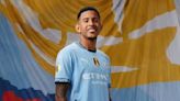 Manchester City apresenta Savinho como novo reforço