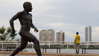 Retiraron estatua del exfutbolista Dani Alves en su natal ciudad de Juazeiro en Brasil