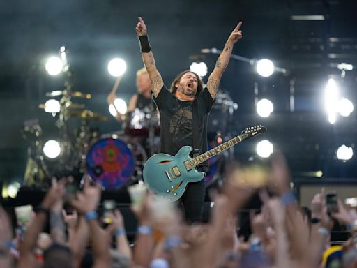 Review: Foo Fighters and Pretenders knock it out of the ballpark