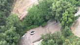 Bombers rescata a un hombre arrastrado con su coche por una riera en Olvan