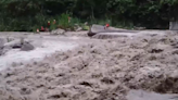 影/溪水暴漲！嘉義親水公園釣客受困 孤坐巨石遭滾滾泥水包圍