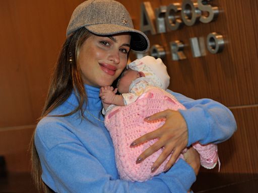 Tras dar a luz a su primera hija, Agustina Casanova abandonó la clínica junto a su esposo, Lautaro Mauro, y la pequeña Bianca