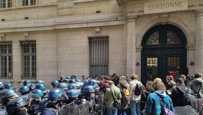 Policía expulsa de La Soborna de París a estudiantes propalestinos