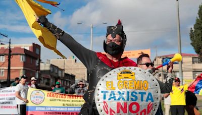 Taxistas criticaron al alcalde de Bogotá, Carlos Fernando Galán: “No éramos vándalos cuando salió a hacer campaña con nosotros”