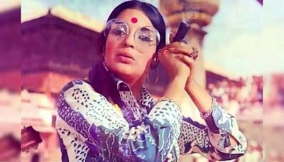 What Happened When Zeenat Aman Took "Long Pulls" From Hippies' Chillum On Hare Rama Hare Krishna Set: "I Was High As A Kite"