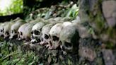 El perturbador ritual funerario de una aldea de Indonesia: cómo es “la selva de los muertos”