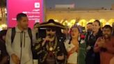Aficionados mexicanos cantan "La Guadalupana" en Qatar