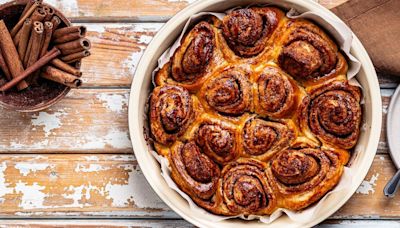 Jamie Oliver's toffee apple cinnamon bun recipe has fans 'smelling' it