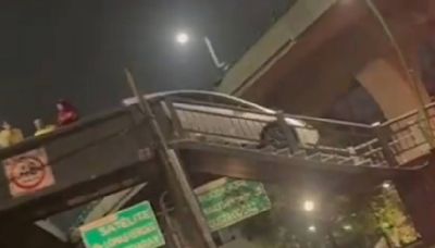 El video del automovilista que cruzó el Periférico en Edomex por un puente peatonal. Y casi lo logra