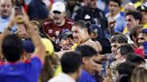 Escándalo: piñas de jugadores uruguayos con hinchas colombianos en una tribuna