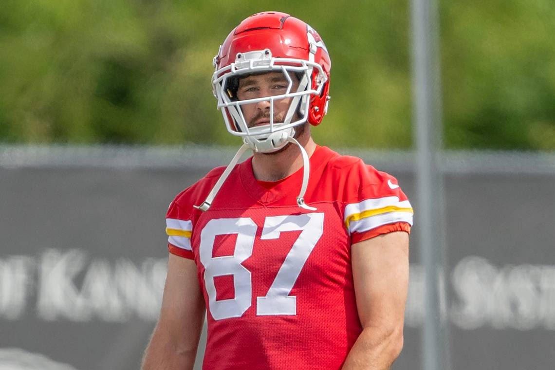 Travis Kelce brings back ‘El Travador’ look at Chiefs camp and makes big plays