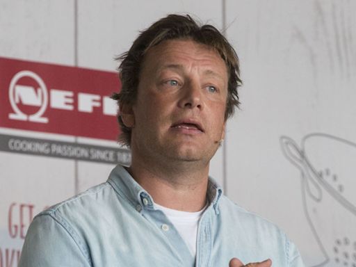 Jamie Oliver recalls cooking for Jennifer Aniston and Brad Pitt