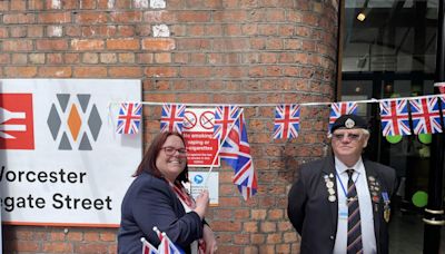 Veterans give Worcester Foregate Street visitors a heroes' welcome