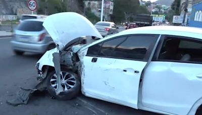 Acidente deixa carro destruído e trânsito lento em Cariacica