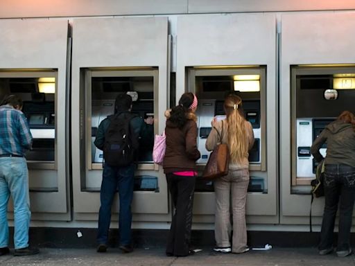 Qué cuatro bancos adelantan el pago de la paga extra de las pensiones: se podrá cobrar este viernes y el lunes