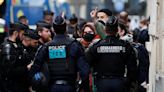 Policía de Francia irrumpe en edificio de la Sciences Po de París para desalojar a manifestantes propalestinos - La Tercera