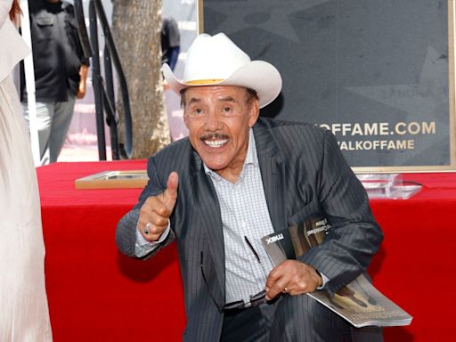 “Fue una burla”: Critican a Don Pedro Rivera por cantar en la estrella que le dieron a su hija Jenni - El Diario NY