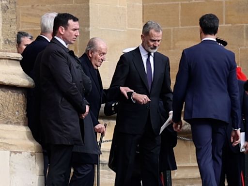 Cómo fue el 'encuentro casual' de Felipe VI y el rey emérito en el aeropuerto de Vitoria