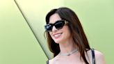 Anne Hathaway, una sirena dorada en Nueva York con cientos de lentejuelas, transparencias y cristales